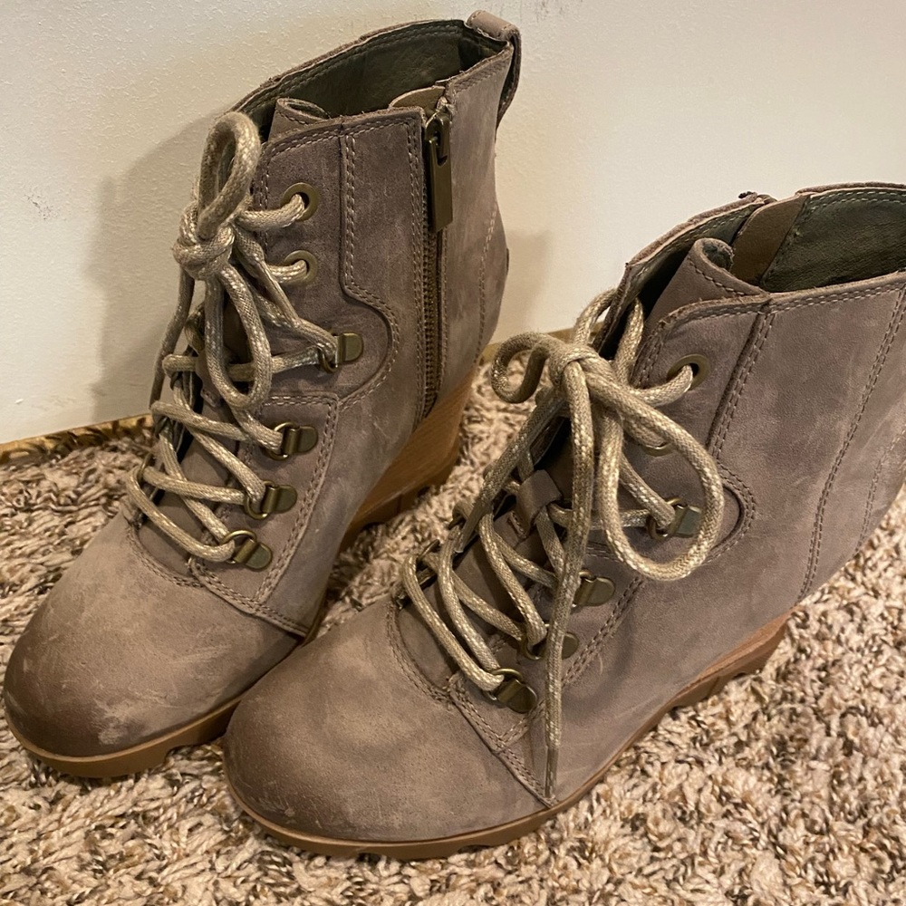 Size 7.5 
Only worn once 
Very comfortable! 
Water resistant